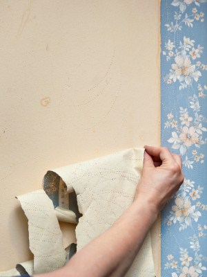Wallpaper removal in Burlington, OR by Yaskara Painting LLC.